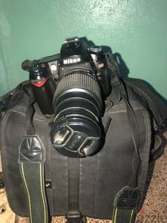 كاميرا نيكونD90 مستعمله للبيع معاها كل حاجتها بالشنطه(NikonD90)