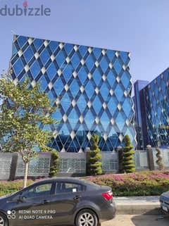 مكتب مفروش للايجار 45 متر بمبنى اداري مميز علي التسعين الشمالي مباشرة