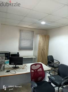 مكتب مفروش للايجار 330 متر شارع رئيسي جديد بعض التكييفات قابل للتجزئة 0