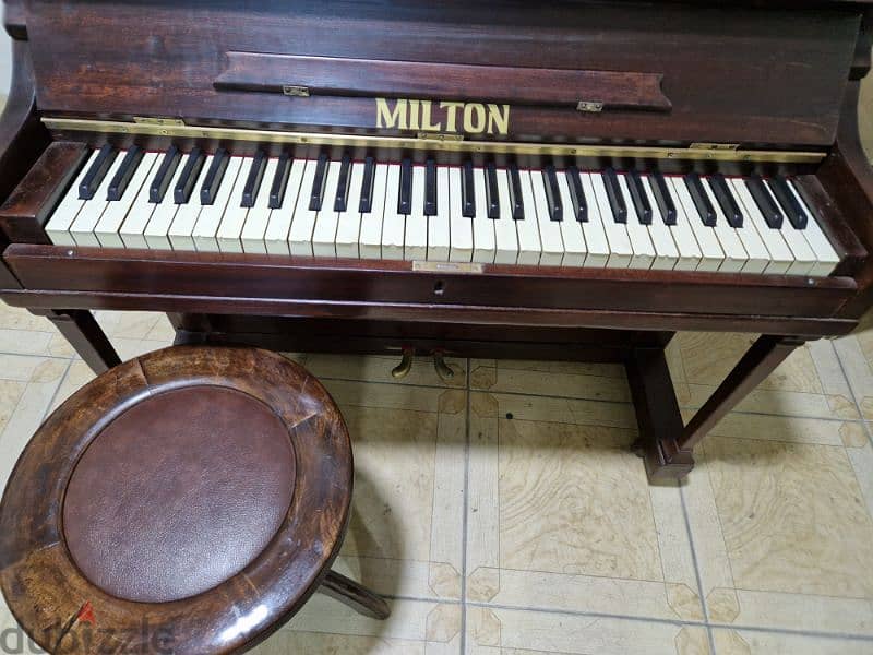 اصغر بيانو حقيقى خشبى فى مصر  للمحترفين 1