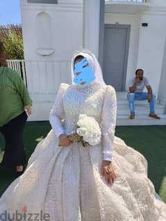 فستان زفاف معروض للبيع