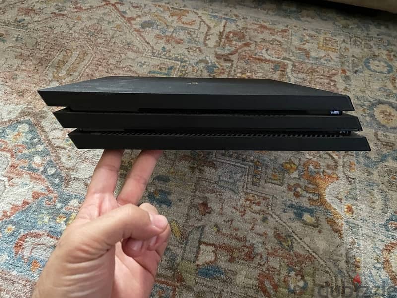 Playstation 4 pro 1 tb good as new 2