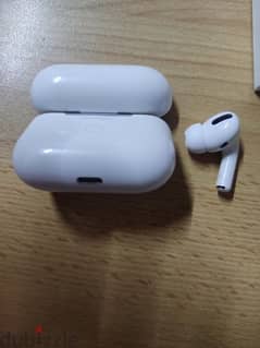 (RIGHT)AirPods