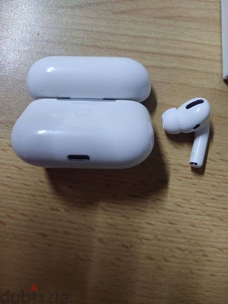 (RIGHT)AirPods Pro  with MagSafe Case (Lightning) White 1