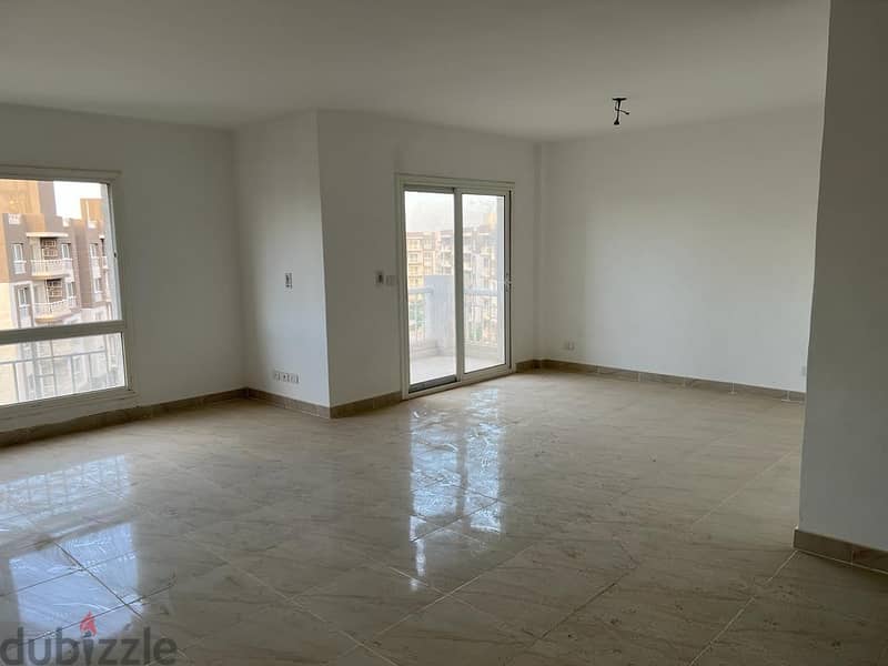 New apartment for rent in Madinaty, 200 meters in B12 double face view 4