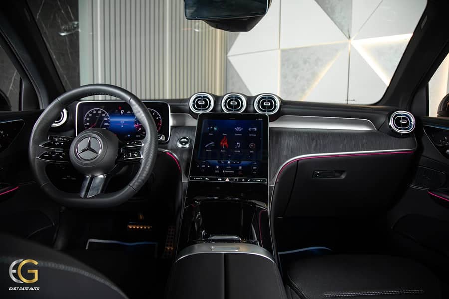 Mercedes-Benz GLC 300 model 2023 5