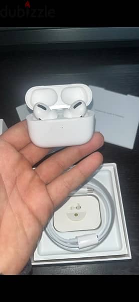 AirPods 2 pro with lightning charger 1