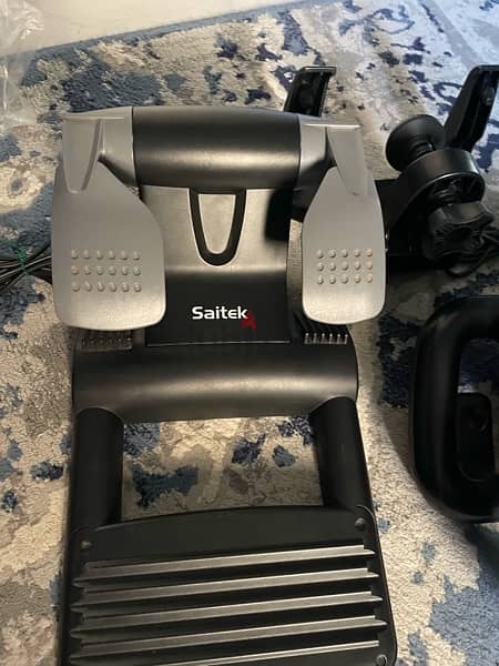 Saitek R220 Digital Steering Wheel and Pedals 1