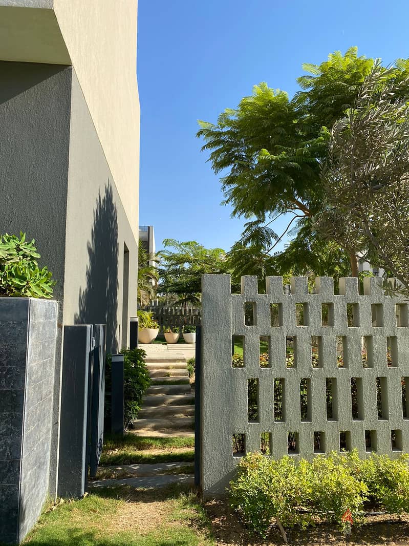 For sale, a 240 sqm villa in Al Burouj Compound in Shorouk, in front of the International Medical Center, at a special price in installments. Villa pr 10