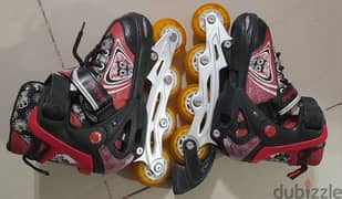 حذاء تزلج قابل للتعديل بعجلات دوارة للاطفال ، مقاس من ٣٢ الي ٣٥