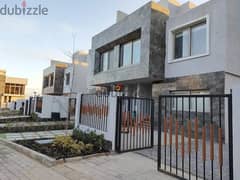 Villa for sale, 220 sqm, immediate receipt, with a view of the pyramids in Sun Capital Compound
