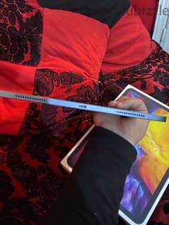 iPad Pro 2020 11 inch 128 giga with box without any scratches