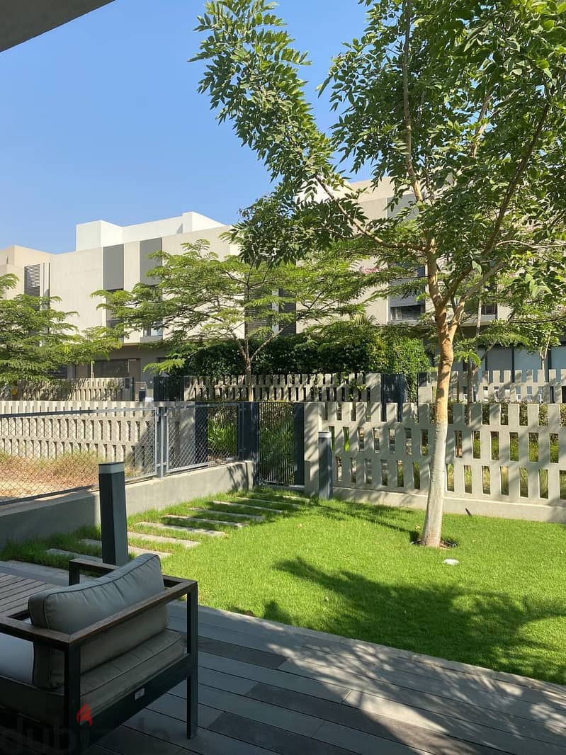 100,000 for the reservation value of a townhome villa in Al Burouj Compound next to the International Medical Center in Shorouk, in installments over 1