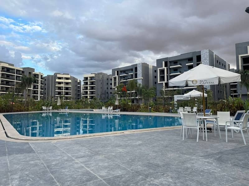 شقة مفتوحة على حمام سباحة امام الرحاب بكمبوند yellow residence قسط 8 س 4