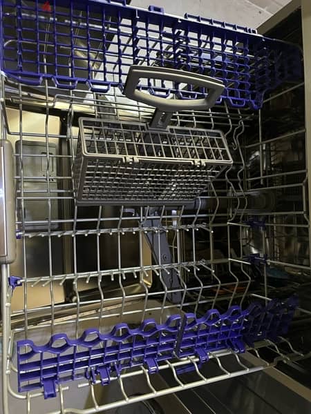 lg direct drive dishwasher in perfect condition 2