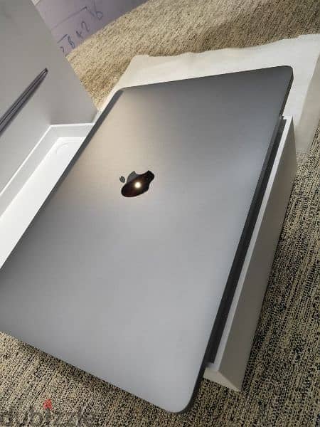 MacBook air m1 2020 97% AR EN + cover 8