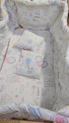 سرير اطفال زان بالمرتبة والمخدات وكسوة السرير