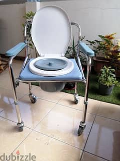 كرسي بعجل للمرضى وكبار السن ٤×١ استعمال خفيف بحالة الجديد