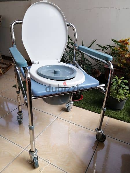 كرسي بعجل للمرضى وكبار السن ٤×١ استعمال خفيف بحالة الجديد 1