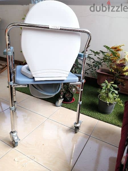 كرسي بعجل للمرضى وكبار السن ٤×١ استعمال خفيف بحالة الجديد 3