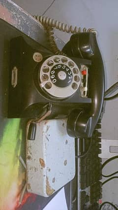 تليفون العمده من عام ٥٢ وساعه قديمه جدا 0