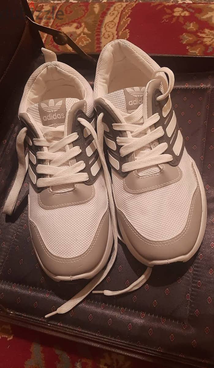 حذاء ماركة ( Adidas ) مقاس 45 . جديد لانج لم يستخدم . أبيض في رمادي 5