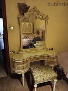 A Classical Vintage Bedroom for Sale !