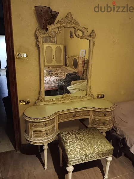 A Classical Vintage Bedroom for Sale ! 0