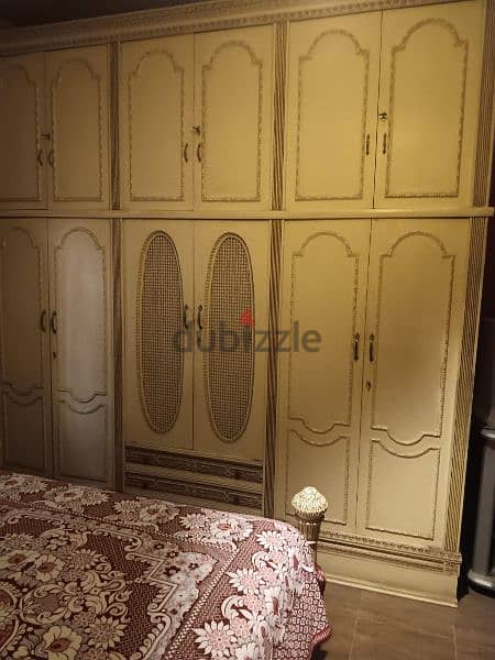 A Classical Vintage Bedroom for Sale ! 3
