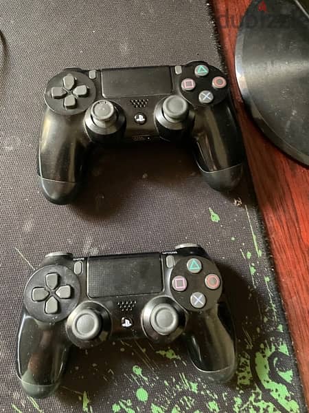 playstation 4 with 2 controllers 1