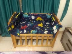 سرير خشب بالمرتبة للأطفال جديد لم يستخدم غير مره واحده فقط