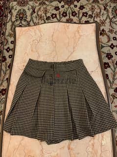 ZARA (Adorable short skirt for a young lady)