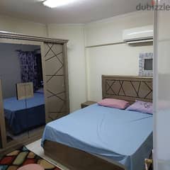 شقة مفروشة غرفتين وصالة على شارع فيصل الرئيسي مكيفة بالكامل فرش جديد