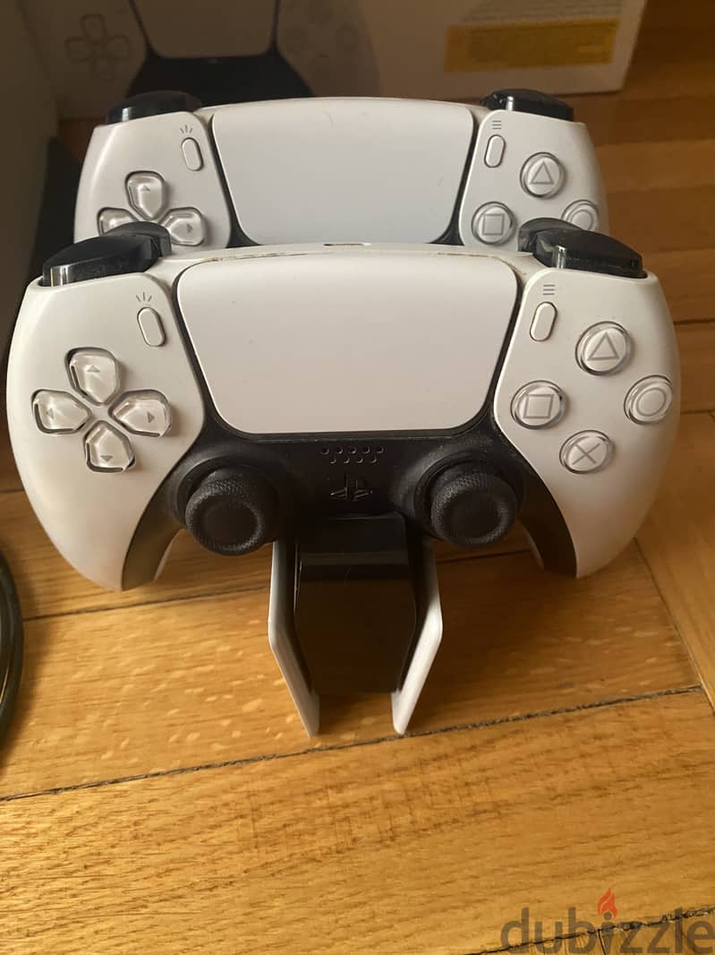 Playstation 5 used with 2 controllers, dual charging port بلايستيشن ٥ 1