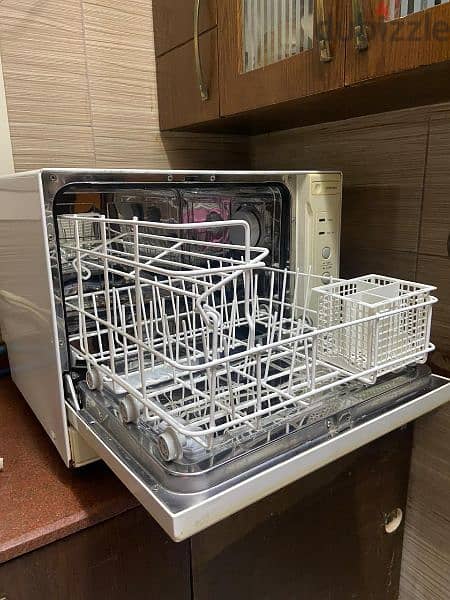 White Westinghouse Dishwasher 1
