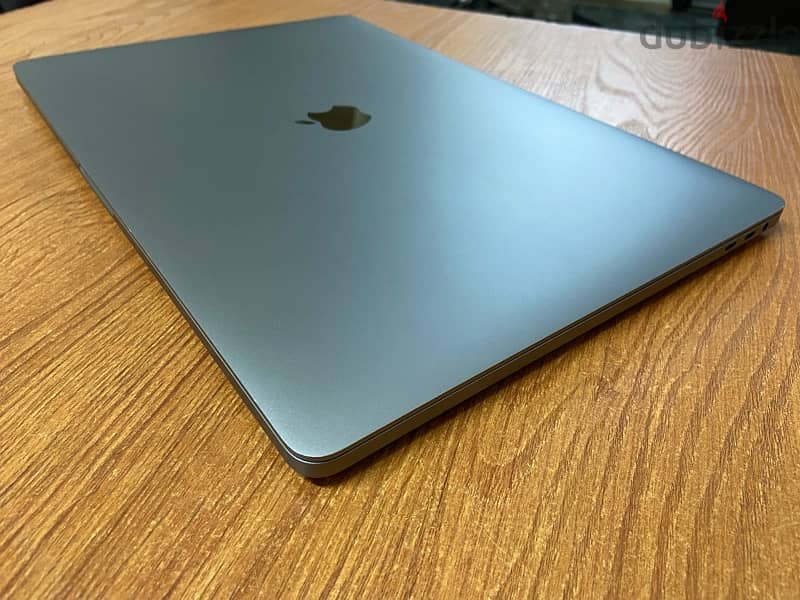 Apple MacBook Pro 2019 core i7 16GB ram 512ssd 16”inch Vega 4G 10