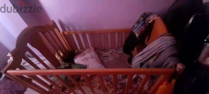 سرير خشب زان كبير بعجل للأطفال لسن كبير وصغير بيتفتح علي سرير الام 1