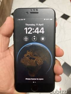 iphone SE 2020 64g به بعض الخرابيش للبدل فقط بايفون اقل بطارية %75