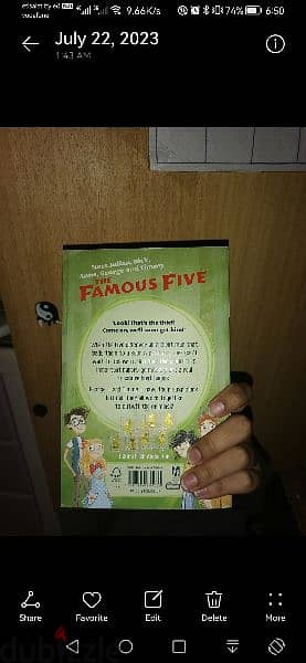 إحدى كتب سلسلة قصص the famous five (الخمسة المشاهير)، بدون استخدام 1