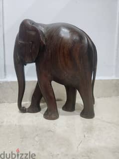مقتنيات ثمينة القيمة جدآ تمثال لفيل صغير وتعلب فرو قدام جدآ ومميزين