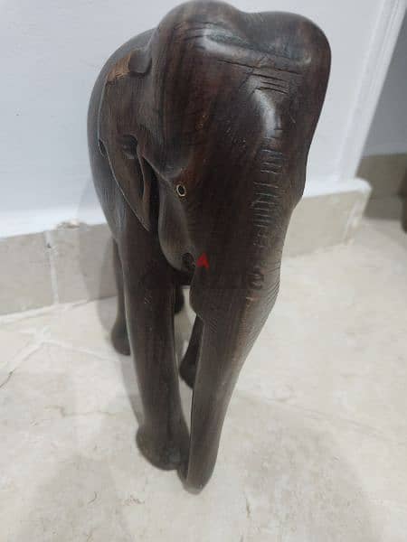 مقتنيات ثمينة القيمة جدآ تمثال لفيل صغير وتعلب فرو قدام جدآ ومميزين 3
