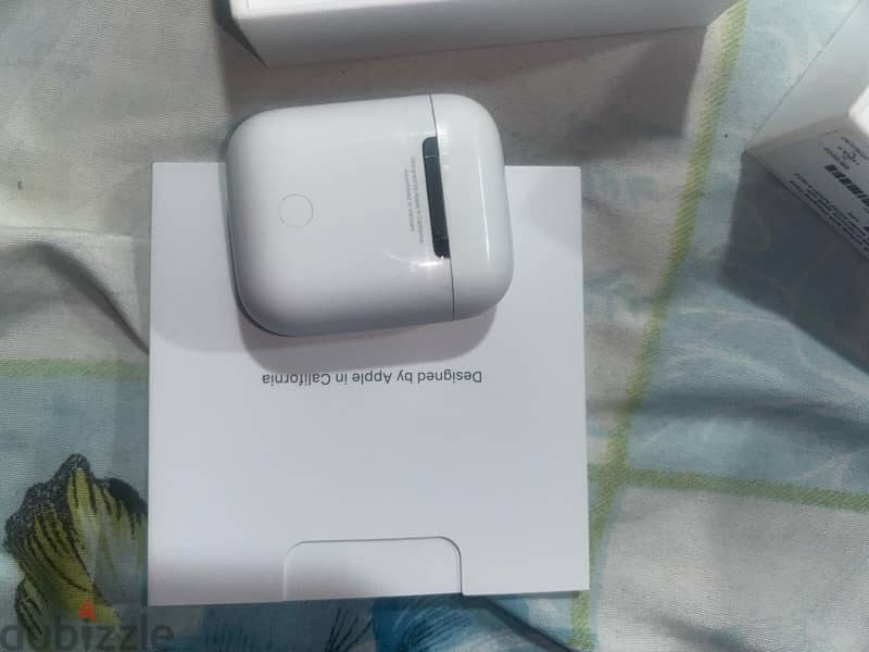 airpods 2nd gen . . with the charging case. . and 3 cover’s . . 1y used 3