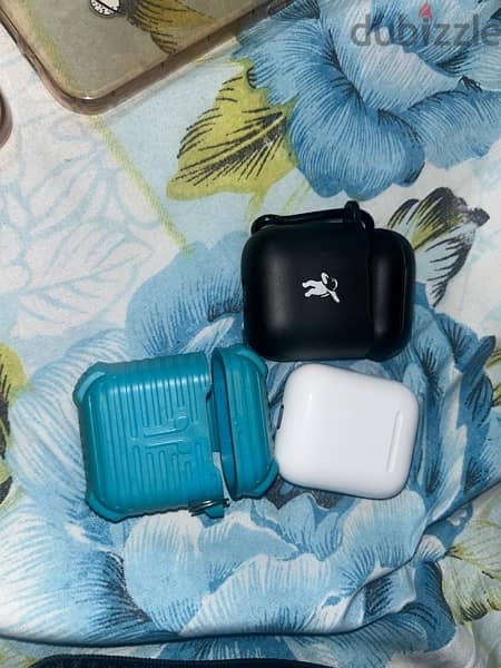 airpods 2nd gen . . with the charging case. . and 3 cover’s . . 1y used 5