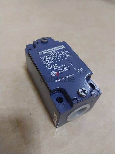 Limit switch XCKJ10541 with lever Telemecanique 3