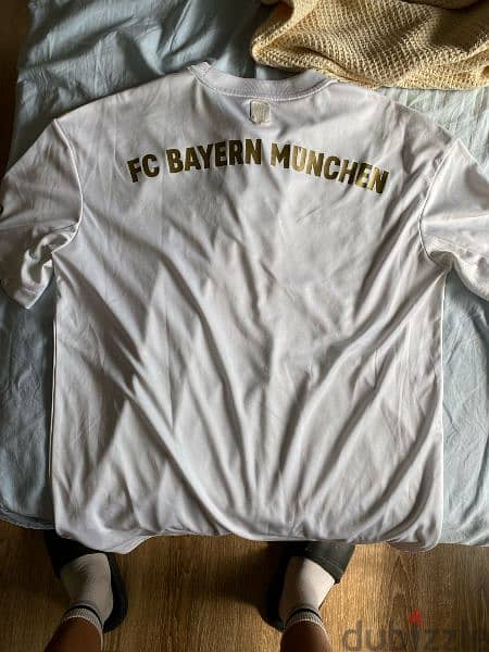 authentic bayern munich away kit shirt and shorts. 21/22 1