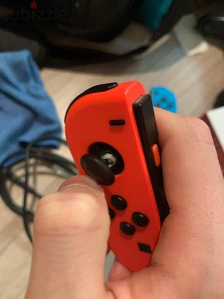 Bundle: Nintendo Switch + Travel Case + Pro Controller + 1 game 9