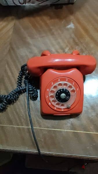 هاتف / تليفون كلاسيك مميز باللون الاحمر من السبعينات 3