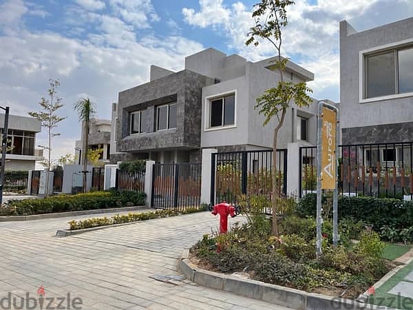Villa for sale, 300 sqm, immediate receipt, with a view of the pyramids in Sun Capital Compound 1