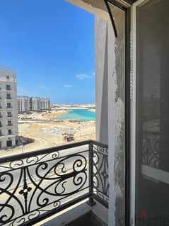 Receive now with a 15% down payment in the heart of El Alamein, the Latin Quarter, a fully finished 3-room nautical apartment, first row, on the North