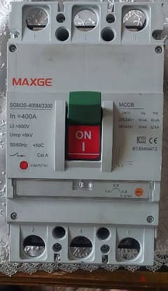 قاطع كهرباء MACGE 400 A جديد لم يوصل عليه التيار الكهرباء بالكرتونة